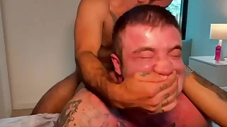 Eu e o Pauzudo gain Cawboy gain Marcelo Debian fizemos uma Dupla Pentração no Blessed Little shaver e enchemos de Leite o Rabo dele